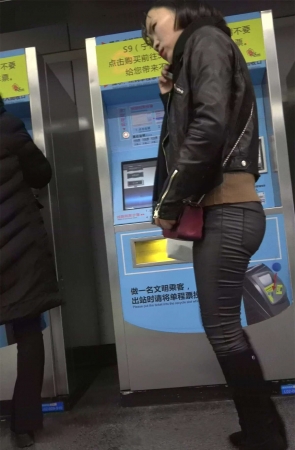 黑色皮靴街拍紧身皮裤美女