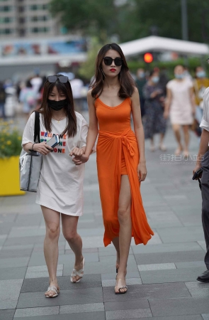 街拍橙色裙高挑美眉