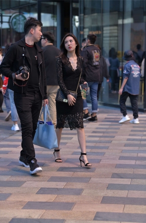 红石街拍作品 - 镂空长裙性感漂亮少妇