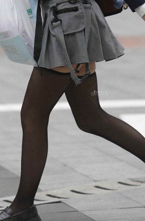 街拍黑丝短裙妹子