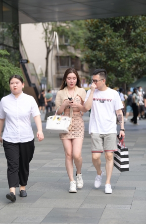 漂亮的包臀裙美女