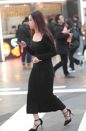 黑裙街拍高跟少妇