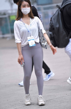 搭讪街拍紧身瑜伽裤小妹