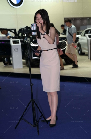 宝马展台的超薄丝平底鞋售车主播