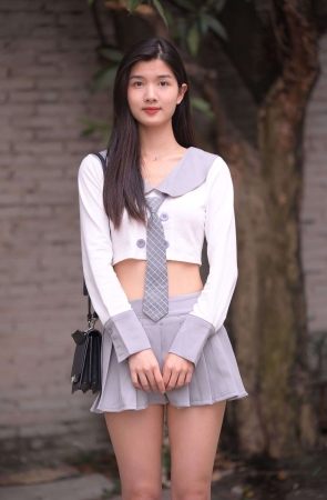 570灰色短裙女孩