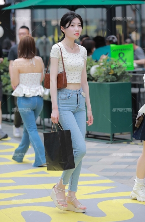 高挑牛仔裤小姐姐