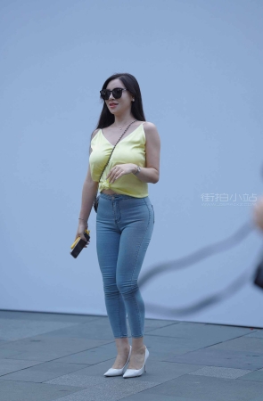 搭讪街拍性感紧牛美女