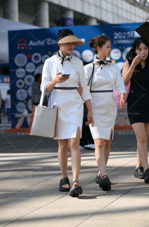 超薄肉丝白裙礼仪小姐姐 [18P]