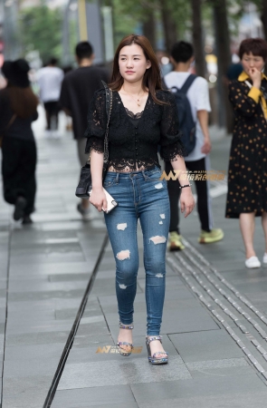 紧身牛子美女