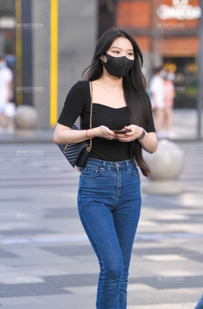 紧身牛仔裤