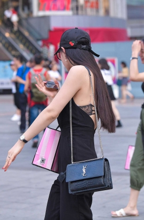有点害羞de美胸美女