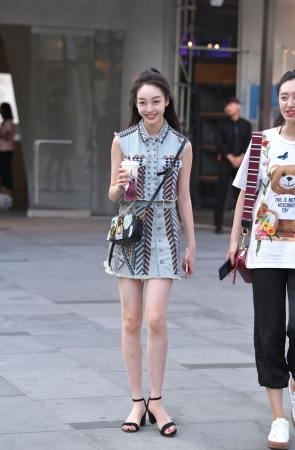 喝奶茶的漂亮小姐姐