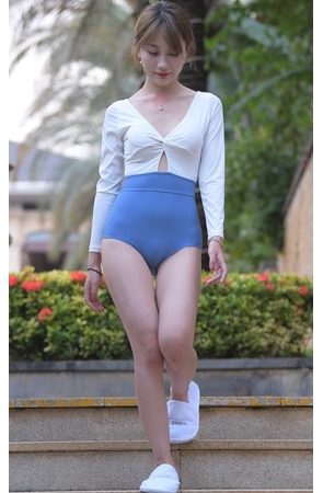 （视频）蓝色高腰泳装美女[10.85G/MP4]