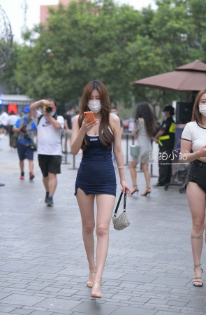 街拍超短群小姐姐