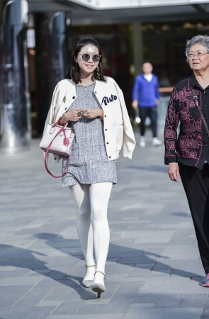 少见的连体白丝袜裤美腿