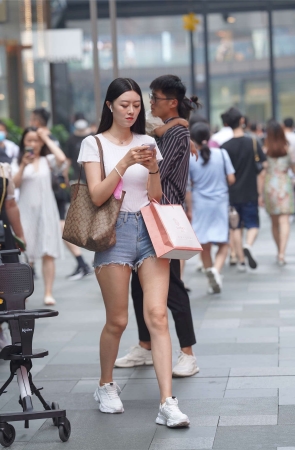 青春短裤小白鞋