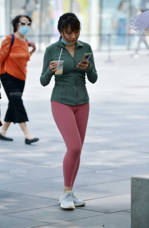 &喝咖啡的瑜伽裤美女