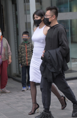 包屯裙黑丝美女