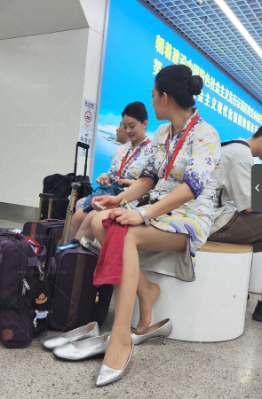 4K视频罕见海航客舱经理灰丝换鞋过程袜根绝美 5P