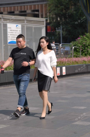 街拍皮裙丝袜美女