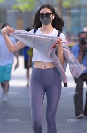 身材高挑紧身裤美女