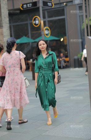 小姐姐看起来大气优雅