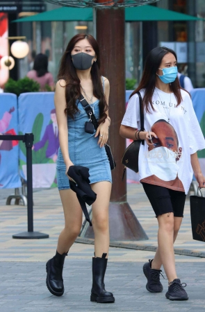牛仔裙小姐姐