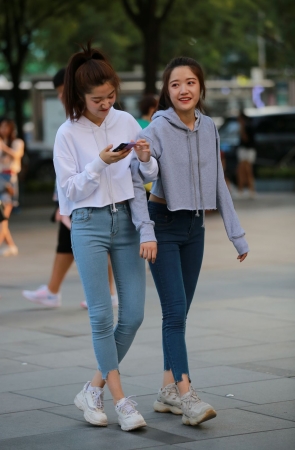 双胞胎姐妹