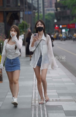 大眼睛苗条热裤小姐姐