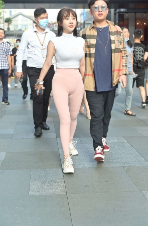 青春靓丽粉白搭配