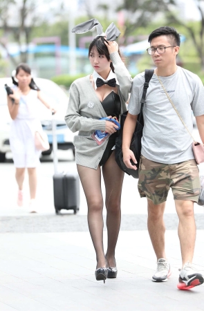 黑色连体衣黑丝高跟