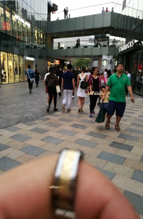 白裙  大眼睛美少妇