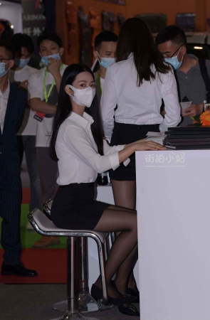 丝丝柜姐