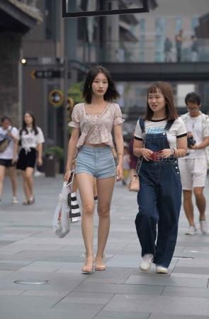 街拍热裤小美眉