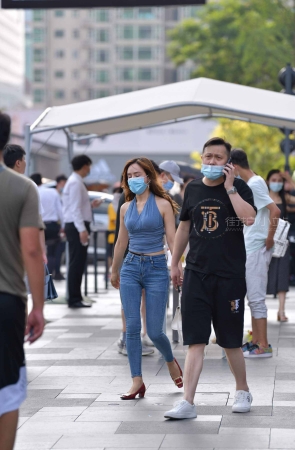 街拍性感紧牛美女
