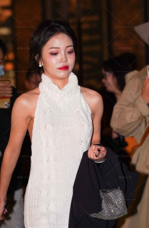 夜拍白色针织毛衣美妇