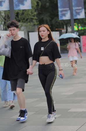 街拍黑色紧身裤小妹
