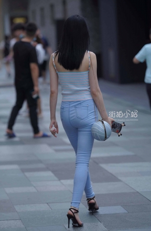 街拍紧牛小妞