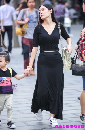 李欢原创--------丰腴人妻，黑色一步裙（14P）