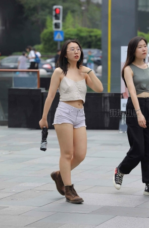 热裤美腿小姐姐