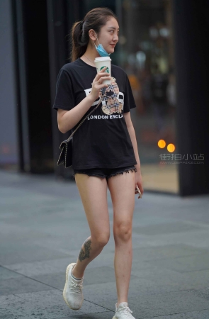 街拍黑色热裤黑色T恤美眉