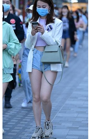 玩手机的热裤小姐姐(19P)