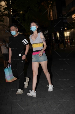 街拍热裤美腿美眉