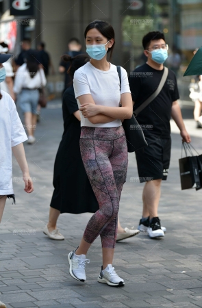 &漫步紧身裤美女