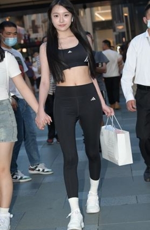 运动黑紧裤美女(73P)