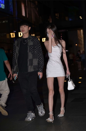 骨感白色连衣裙小姐姐