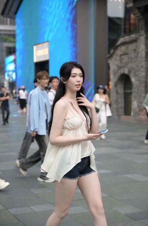 搭讪白皙美腿热裤美眉