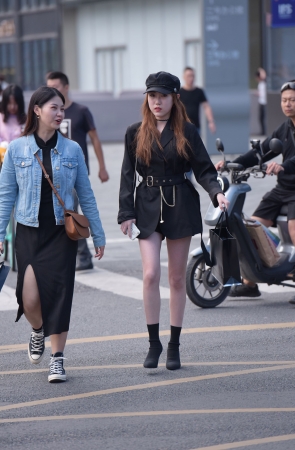 白白净净的小姐姐