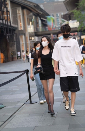 渐变色丝袜包臀裙女友