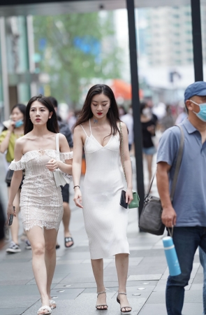 白色针织连衣裙美女